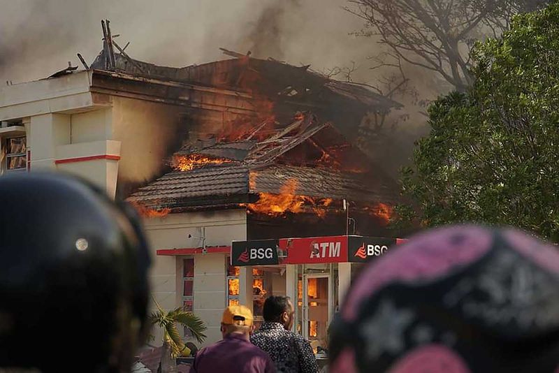kantor-bupati-pohuwato-dibakar-massa-9