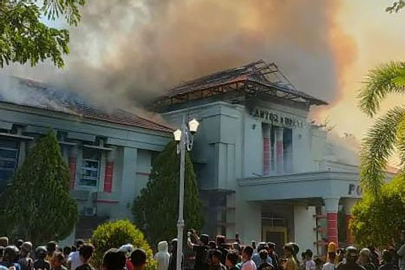 Kantor Bupati Pohuwato yang terbakar