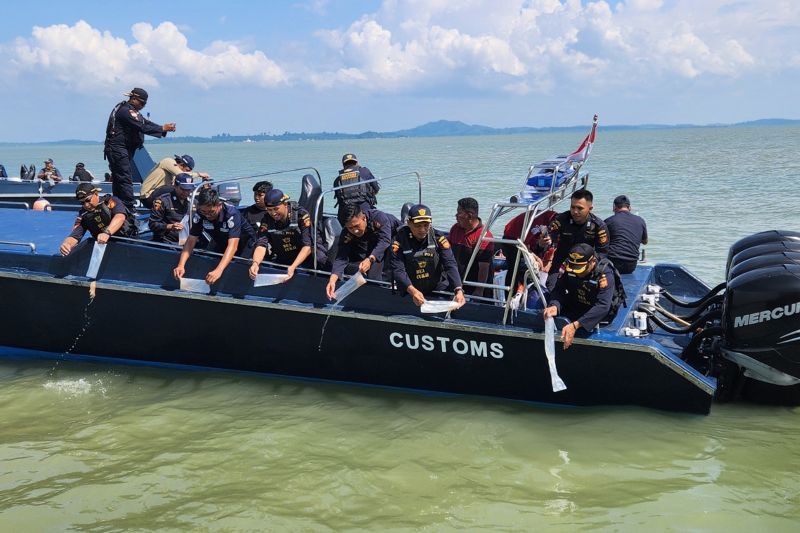 Pelepasan Benur Lobster di Kepri