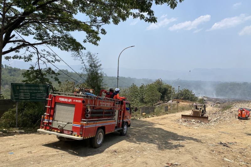 Mobil Damkar melintas menuju TPA Sarimukti