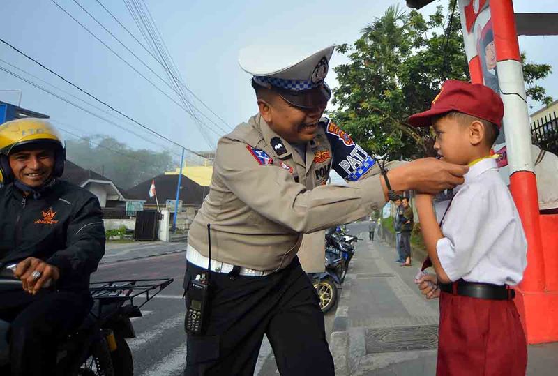 polisi-bantu-pelajar-sd-ikut-ujian-3