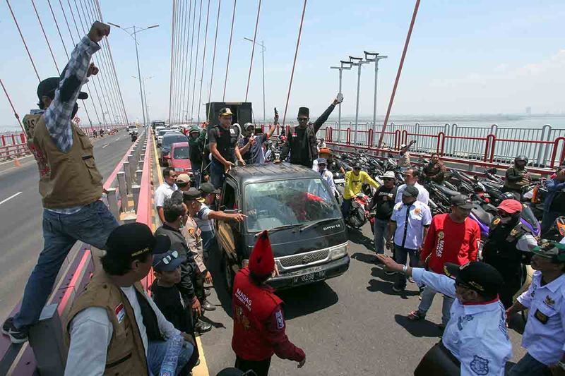aksi-unjuk-rasa-di-atas-jembatan-suramadu-5