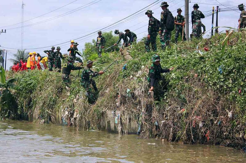 gotong-royong-bersih-sungai-di-medan-3