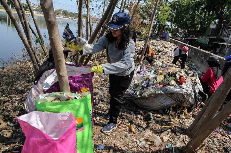 aksi-milenial-bersih-bersih-sampah-di-bantaran-sungai-4