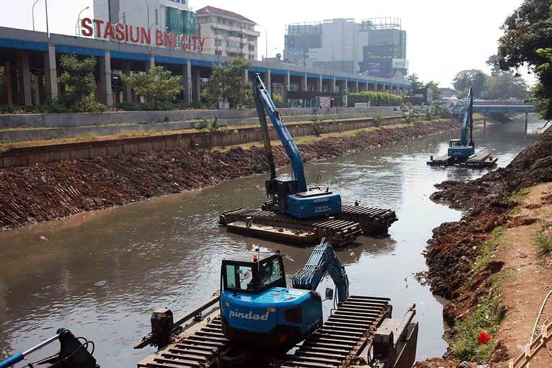 pengerukan-kali-ciliwung jakarta 1
