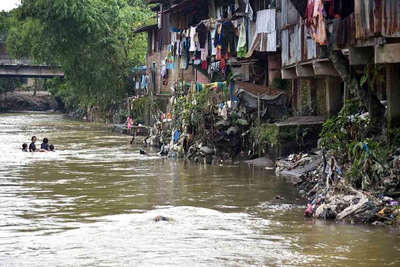 sanksi-membuang-sampah-di-sungai-1