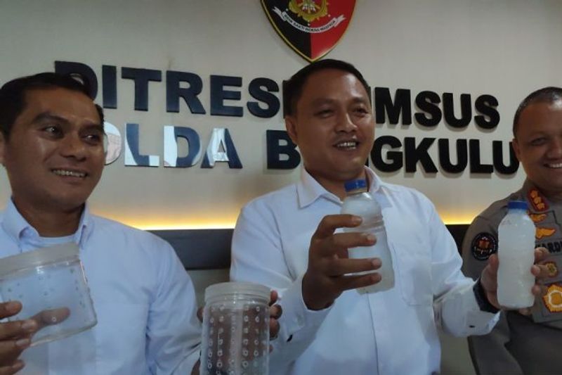 Polisi dan Benih Lobster