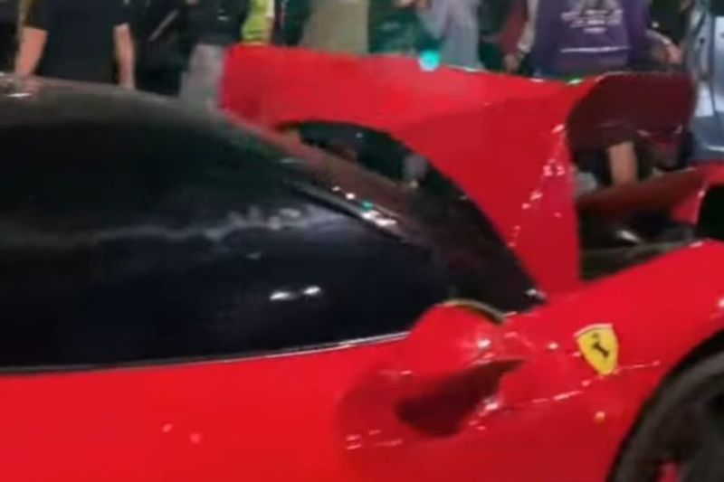 Ferrari Tabrak 5 Kendaraan