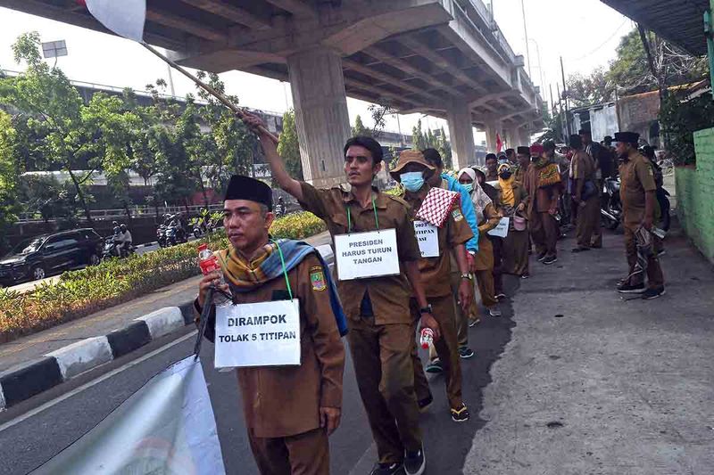 aksi-jalan-kaki-guru-honorer-ke-istana-negara-1