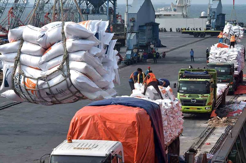 24-000-ton beras impor-datang-di pelabuhan tanjung-priok-9