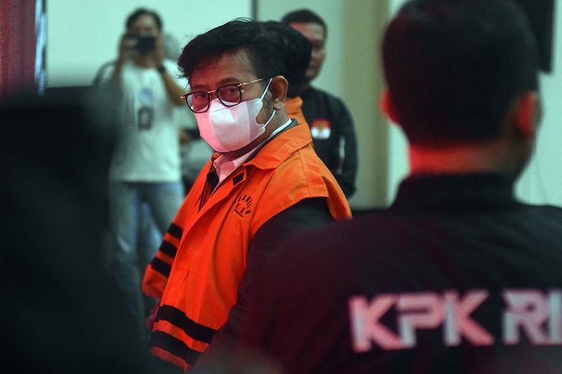 kpk tahan-mantan-menteri-pertanian-ies-7
