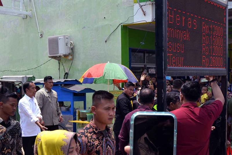presiden-jokowi-meninjau-pasar-rumbia lampung tengah-4