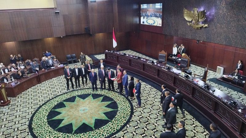 Bintan Saragih usai sidang MKMK