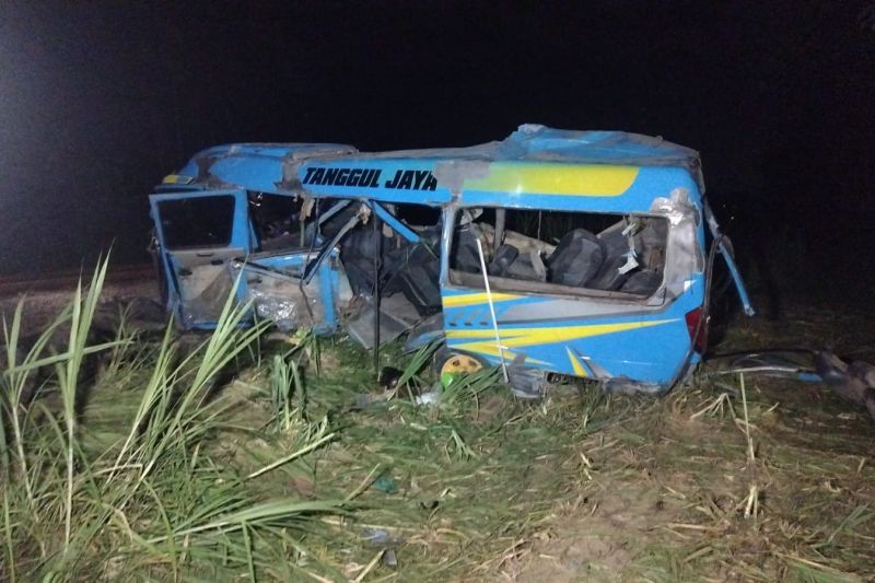 Minibus Elf Rusak akibat Kecelakaan