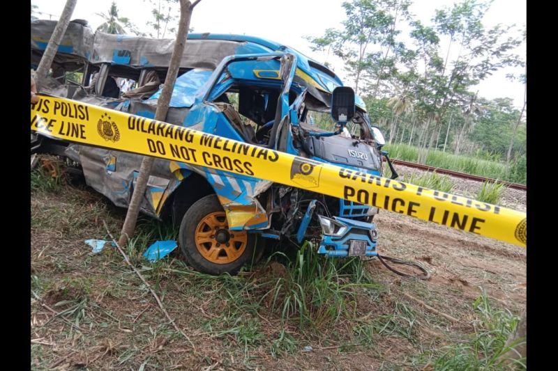 Kecelakaan Mobil Elf Terserempet Kereta