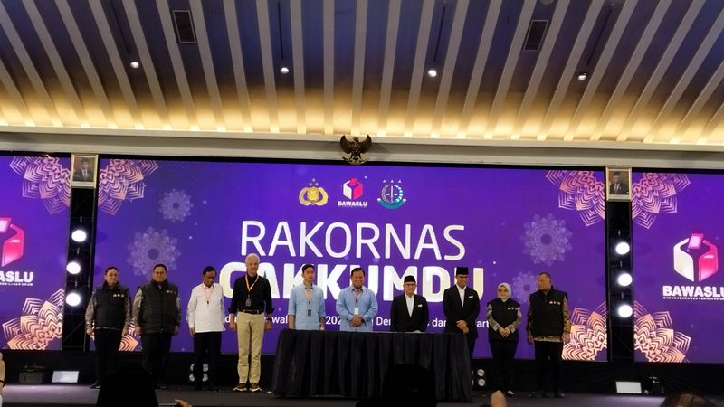 Ketua Bawaslu bersama Capres-Cawapres