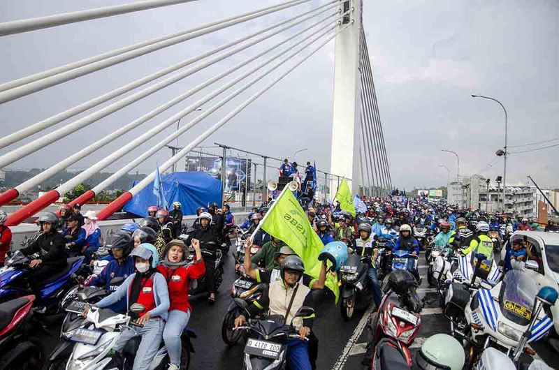 buruh-tutup-jalan-di-bandung-301123-na-3 UMK