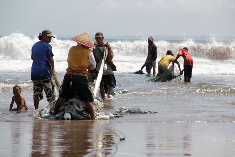 Nelayan Menangkap Ikan di Pangandaran