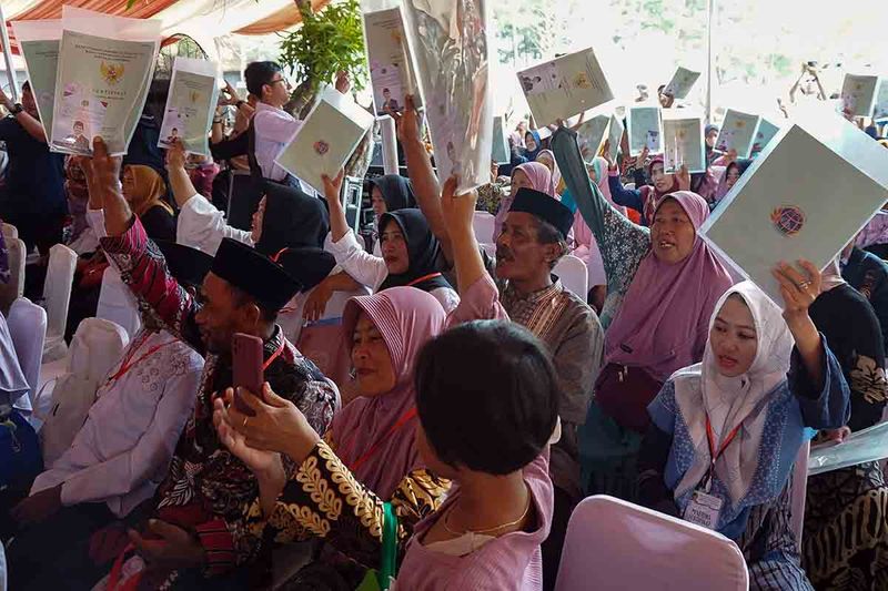 penyerahan sertifikat tanah program-ptsl-di-batang-181223-hpp-4