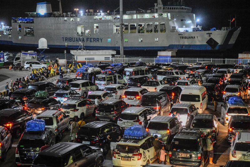 antarafoto-puncak-arus mudik natal-di-pelabuhan-merak-231223-bk-5