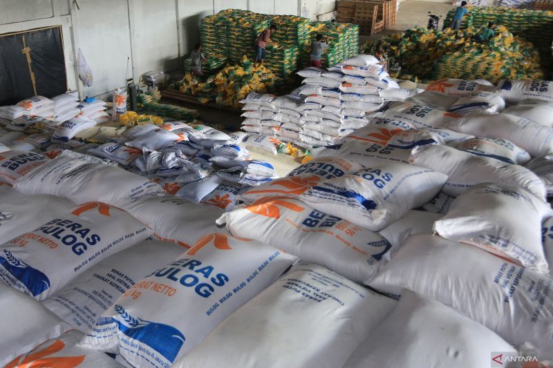 antarafoto-stok-bulog-jelang-akhir-tahun-di-aceh-barat-211223-syf-6 beras
