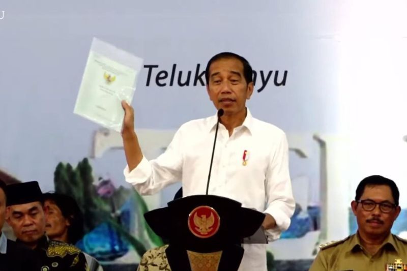 Presiden Bagi Sertifikat Tanah