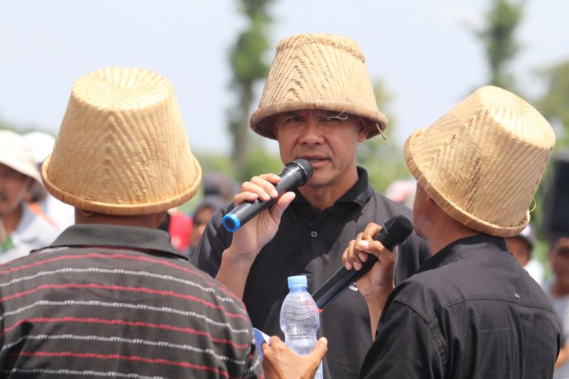 antarafoto-ganjar-pranowo-kunjungi-petani-tebu-di-nganjuk-12012024-pf-2
