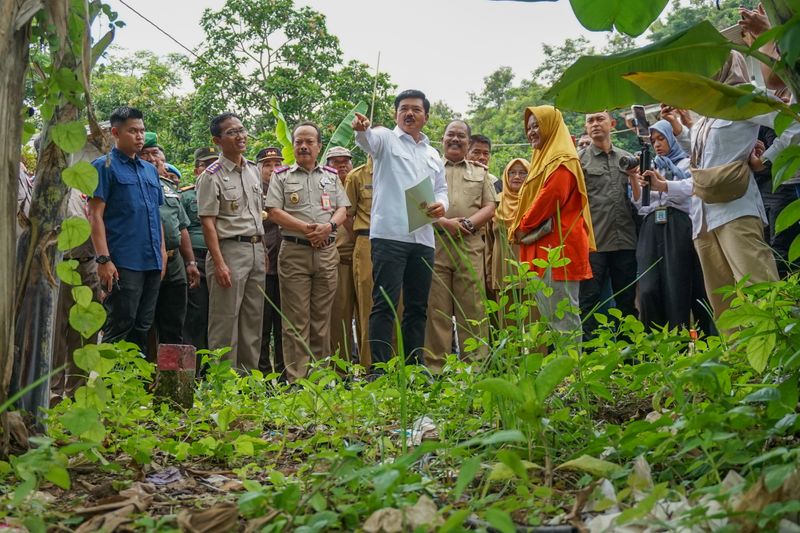 antarafoto-menteri-atr_bpn-serahkan sertifikat tanah-di-kabupaten-pekalongan-150