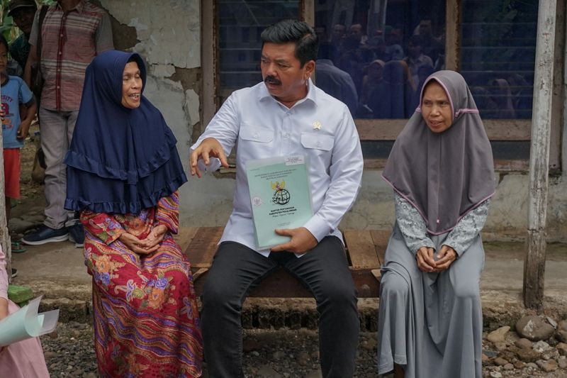 antarafoto-menteri-atr_bpn-serahkan-sertifikat tanah di-kabupaten-pekalongan-150