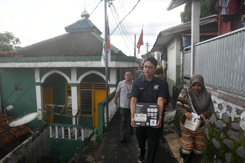 antarafoto-realisasi-program-pembagian-alat-masak-berbasis-listrik-170124-arf-1
