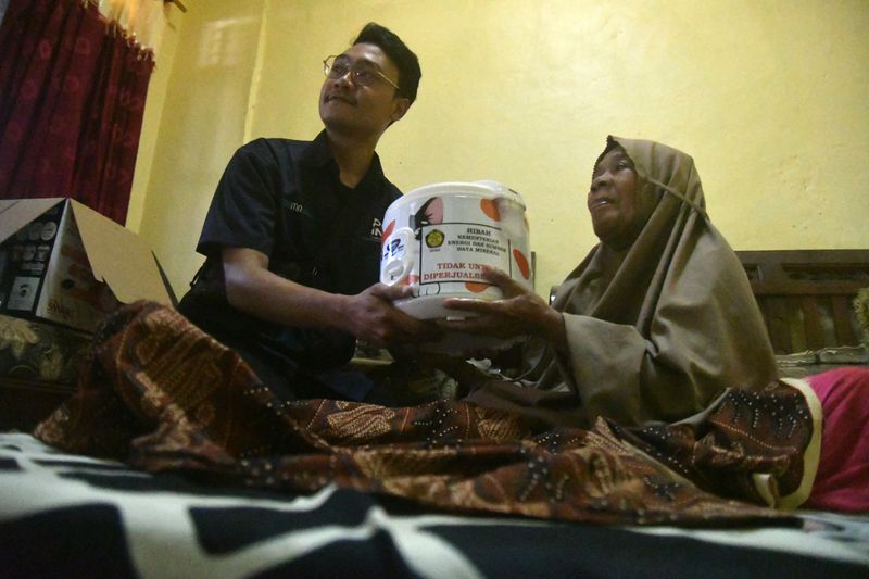 antarafoto-realisasi-program-pembagian alat masak berbasis-listrik-170124-arf-7