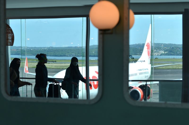 antarafoto-proyeksi-penumpang-bandara-ngurah-rai-170124-fik-1