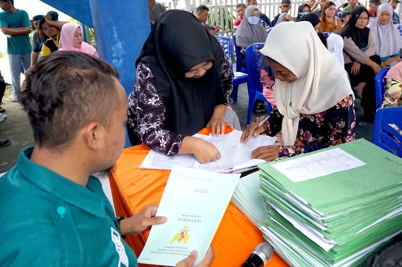 antarafoto-penyerahan-sertifikat-program-ptsl-di-bone-bolango-180124-aws-6