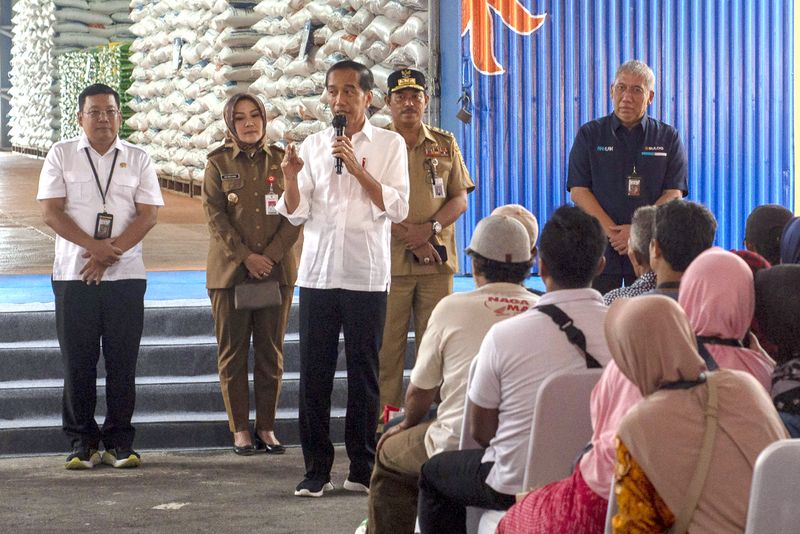 antarafoto-presiden-joko-widodo-salurkan-bantuan beras di-klaten-310124-ajn-2