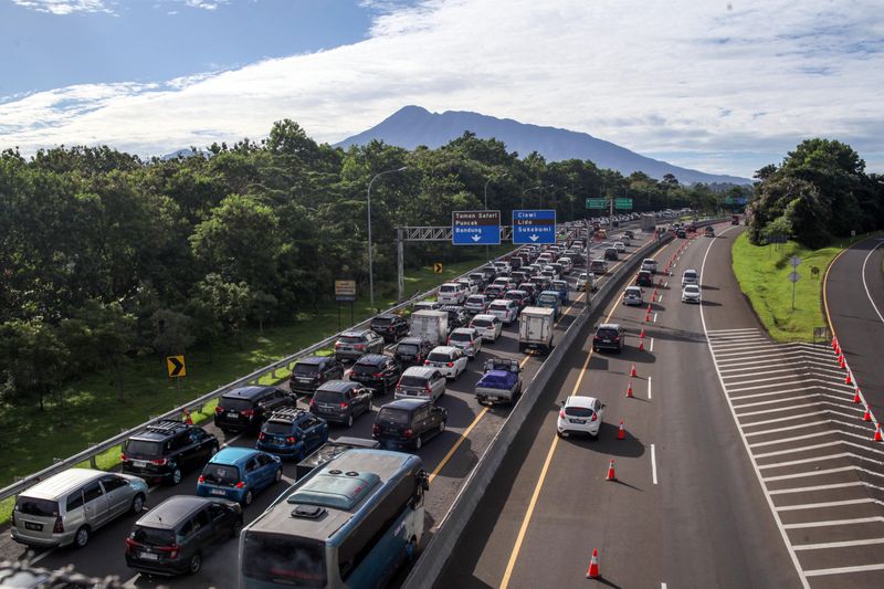 antarafoto-kepadatan-jalan-raya-puncak-bogor libur isra-miraj-080224-ysw-3
