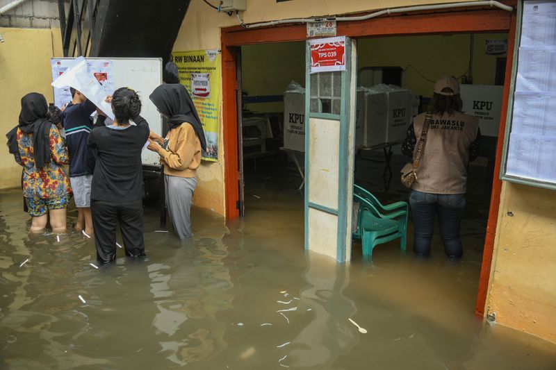 antarafoto-banjir-rendam-tps-di-jakarta-140224-sth-5