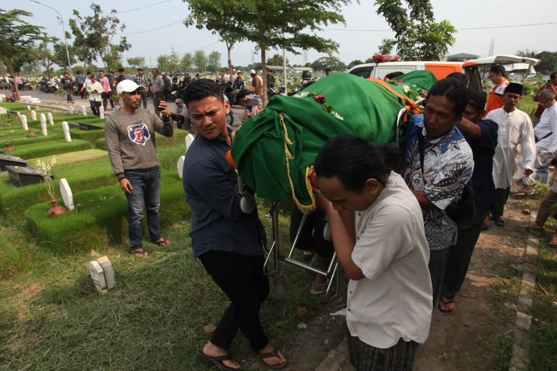 antarafoto-pemakaman-ketua kpps di-surabaya-160224-ds-3
