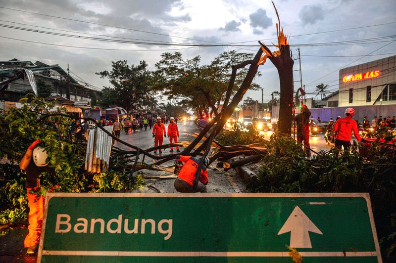 antarafoto-pasca puting beliung di-kabupaten-bandung-210224-rai-6