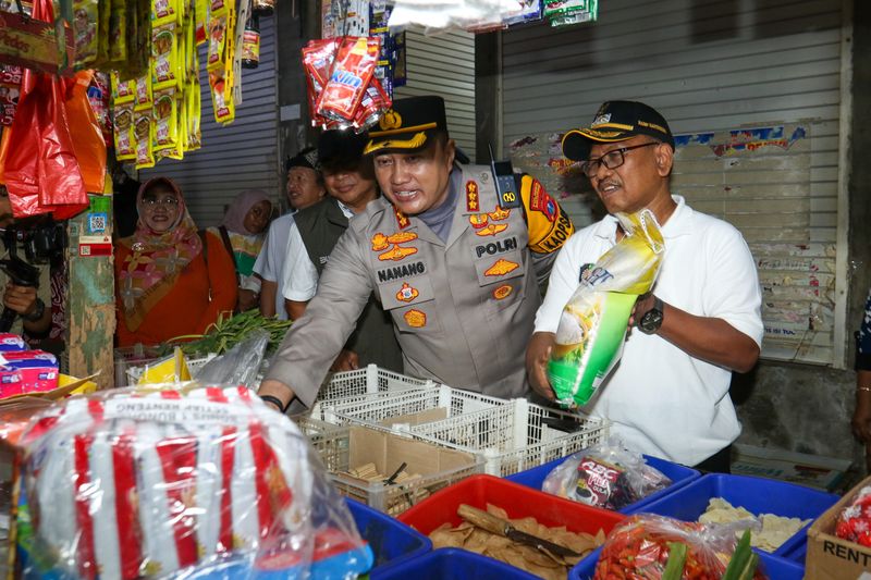 antarafoto-satgas-pangan-sidak-harga beras 230224-bcs-4