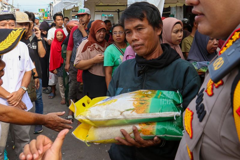 antarafoto-satgas-pangan-sidak-harga beras 230224-bcs-1