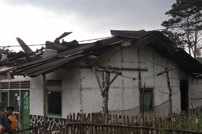 Rumah Rusak oleh Puting Beliung