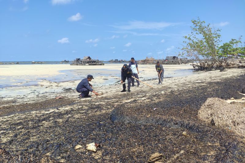 Limbah Minyak Hitam di psisir Bintan