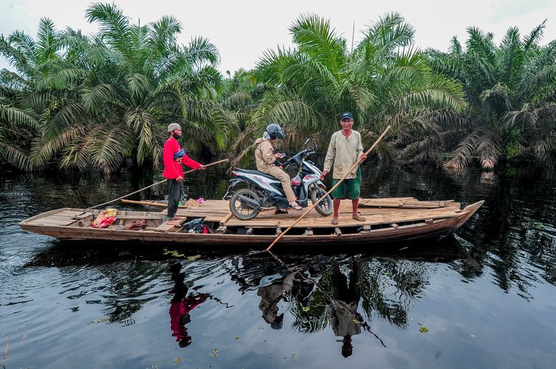 antarafoto-jasa angkutan sungai sepeda-motor-di-jalan-putus-muaro-jambi-250224-ws-5
