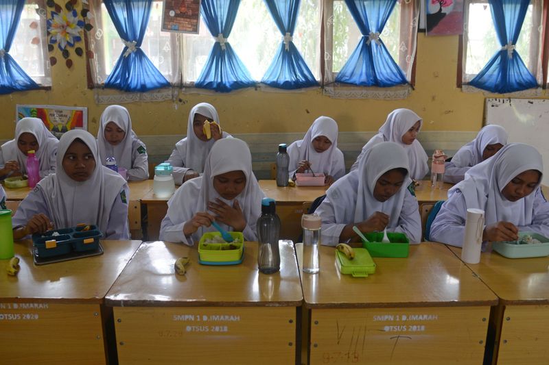 antarafoto makan siang gratis untuk-pelajar-di-aceh-besar-050324-apls-4
