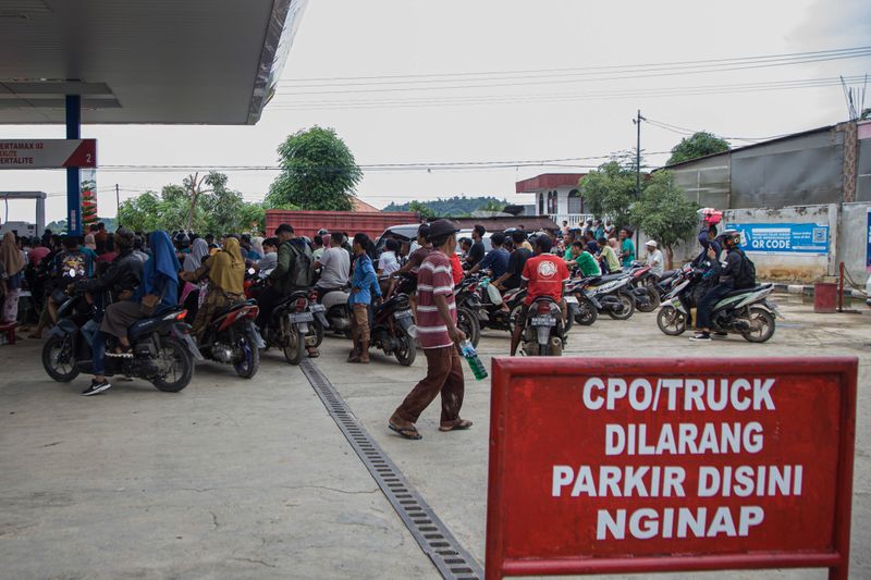 antarafoto-distribusi bbm darurat-di-lokasi-banjir-bandang-11032024-givo-3
