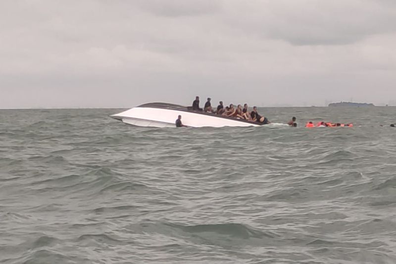 Kapal terbalik di perairan Kepulauan Seribu