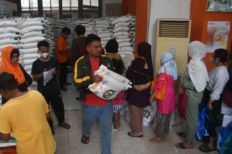antarafoto-penyaluran bansos pangan-beras-di-kota-bogor-120324-arf-7