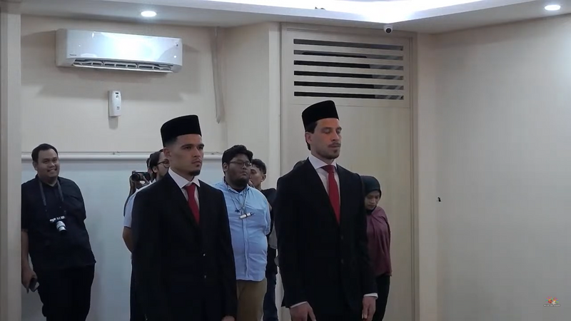 PEsepak Bola Naturalisas Ragnar dan Tom