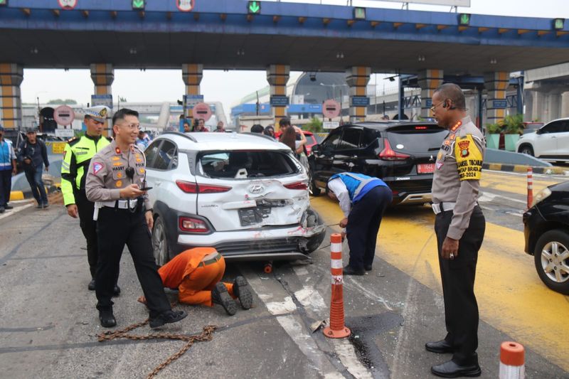 Kecelakaan beruntun tol halim