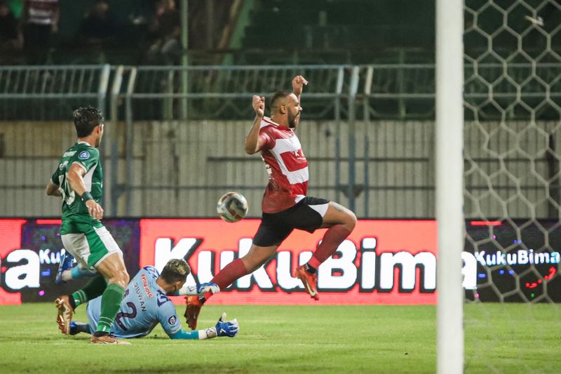antarafoto-madura-united-imbang-lawan-pss-sleman-290324-rzl-6